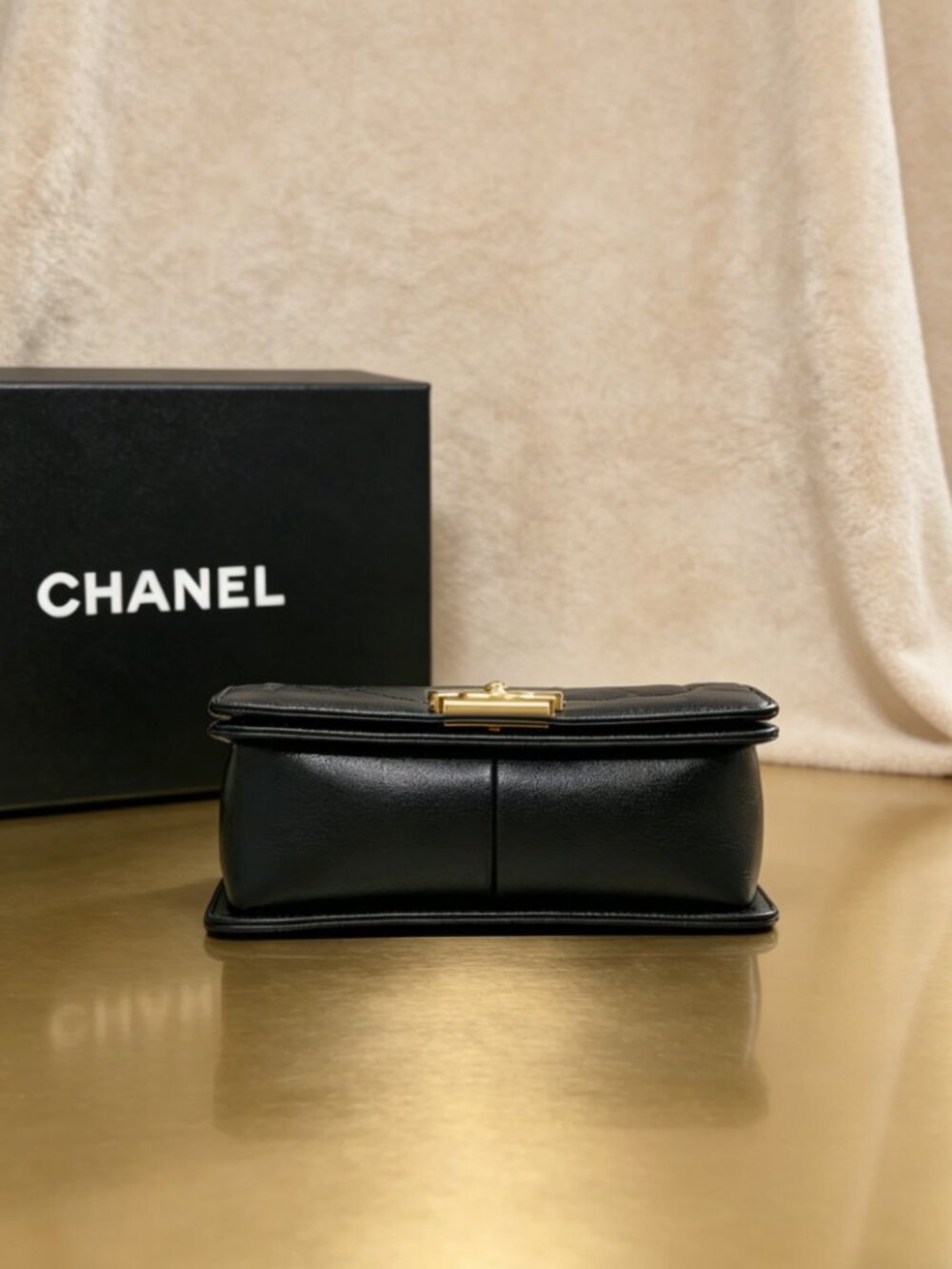 Chanel Boy Medium in Quilted Lambskin - Picture 4 of 5
